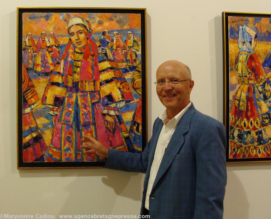 Bernard Le Floc’h le Bigouden devant un des tableaux qu’il préfère... Une Bigoudène en costume ancien. 1984.