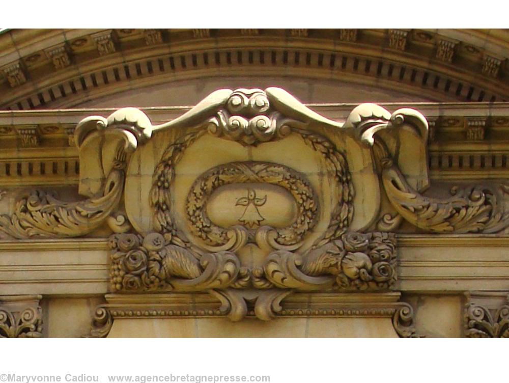 Fronton de la porte blasonnée d'une hermine. Entrée latérale du couvent de la Visitation rue Dugast-Matifeux.