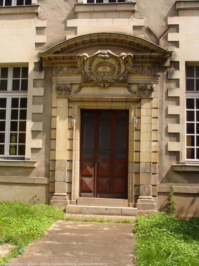 La porte blasonnée d'une hermine. Entrée latérale du couvent de la Visitation rue Dugast-Matifeux.