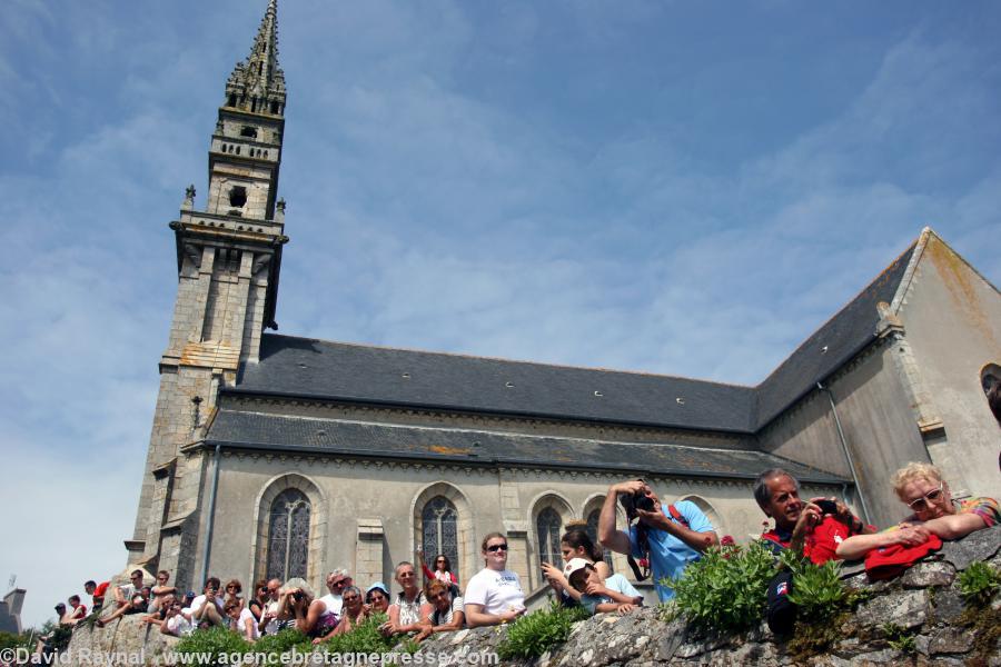 Le public venu en nombre à Lampaul pour l'inauguration du salon.