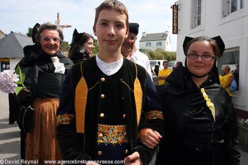 Les Ouessantins portent le costume traditionnel dans les rues du bourg de Lampaul.