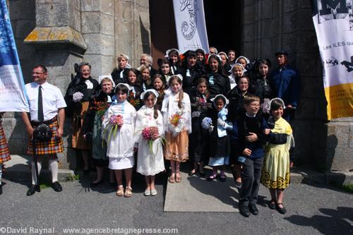 Les Ouessantins devant l'église.