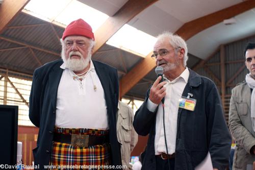 Jean-Yves Cozan et Louis Cozan lauréat du prix insulaire dans la catégorie Essai pour son ouvrage Un feu sur la mer mémoire d’un gardien de phare.