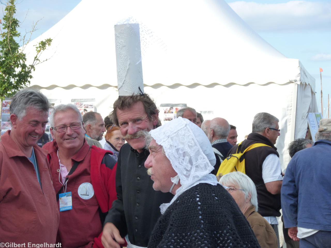 Ailleurs. Lors de la <i>Semaine du Golfe</i> 2011. Une Bigoudène mâle et une sorte de “penn-sardin” – la coiffe des ouvrières des usines de conserves de Douarnenez et Concarneau.