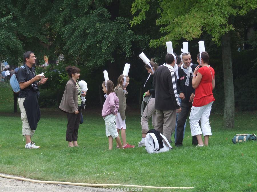 Ailleurs. Paris en “off” de la Breizh Touch de septembre 2007. Une famille entière avait des rouleaux de papier absorbant sur la tête...