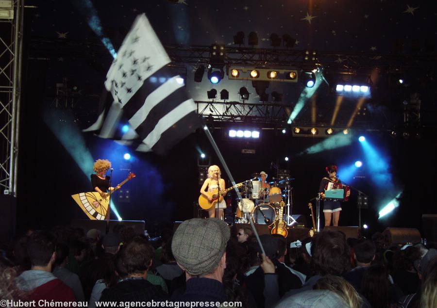 Festival Couvre Feu. Les Norvégiennes de <i>Katzenjammer</i> ont enflammé le grand chapiteau.