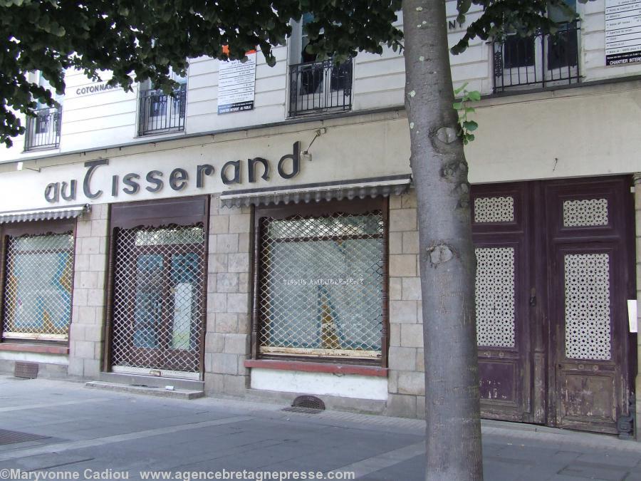 Nantes le 3 août 2007. La boutique anciennement <i>Au Tisserand breton</i> est fermée depuis longtemps. L'immeuble est vide. Des carreaux sont cassés. Premier permis délivré en mai 2006.