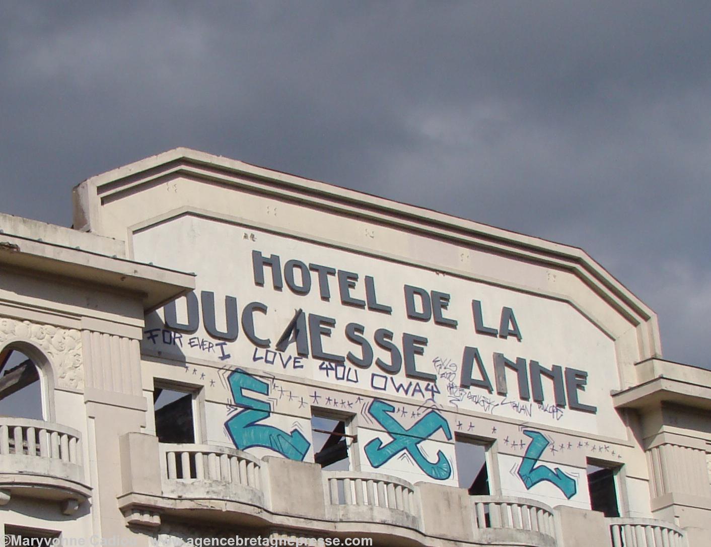 Le fronton de l'hôtel La Duchesse Anne de Nantes le 10 juillet 2011 (six étages). Fenêtres enlevées  poutres calcinées à l’air libre et tags. Les échafaudages ont disparu.