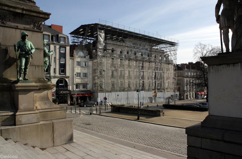 Hôtel La Duchesse Anne de Nantes avec les échafaudages. Février 2010. Photo micou sur http://www.pss-archi.eu/photo-15967.html . Licence <i>Creative Commons</i>.