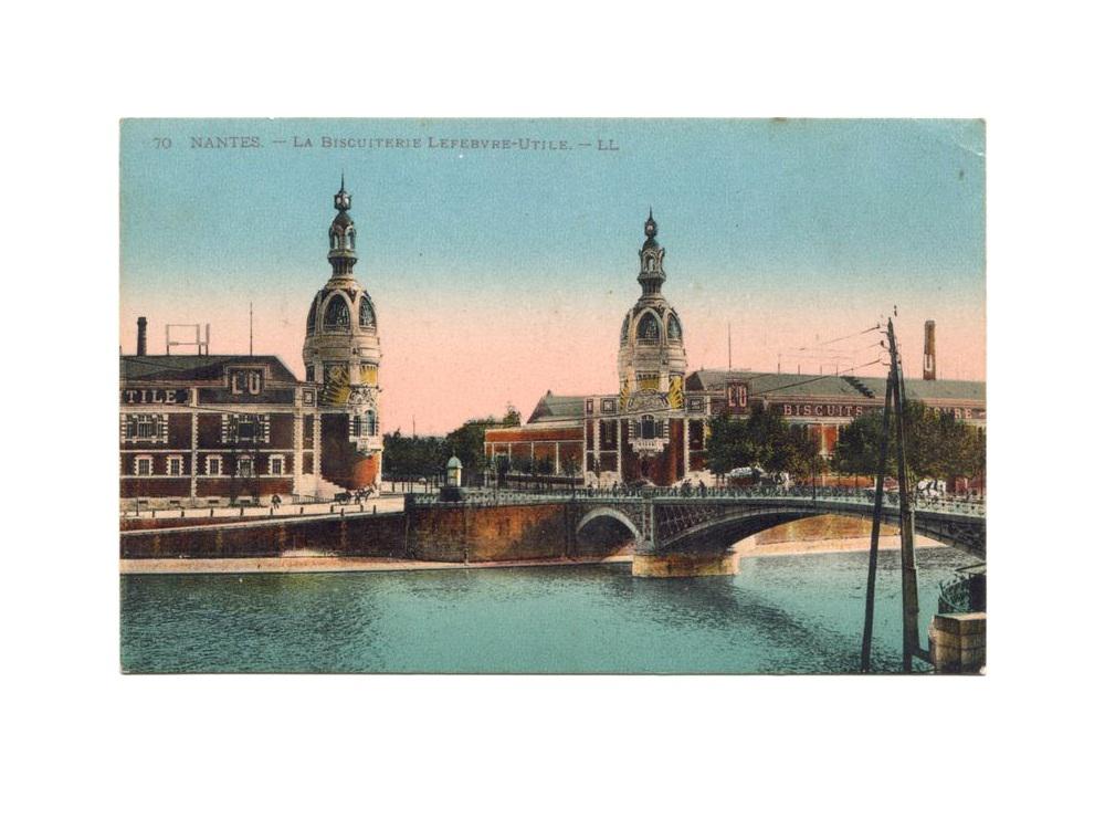 Les tours LU et le pont de la Rotonde sur le bras nord de la Loire. Carte postale ancienne non datée. Coll. particulière.