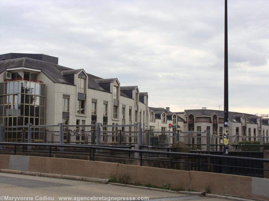 La partie ouest de l’Usine LU a été remplacée par un hôtel d’une chaîne connue. Vue prise du pont routier au-dessus des voies ferroviaires.