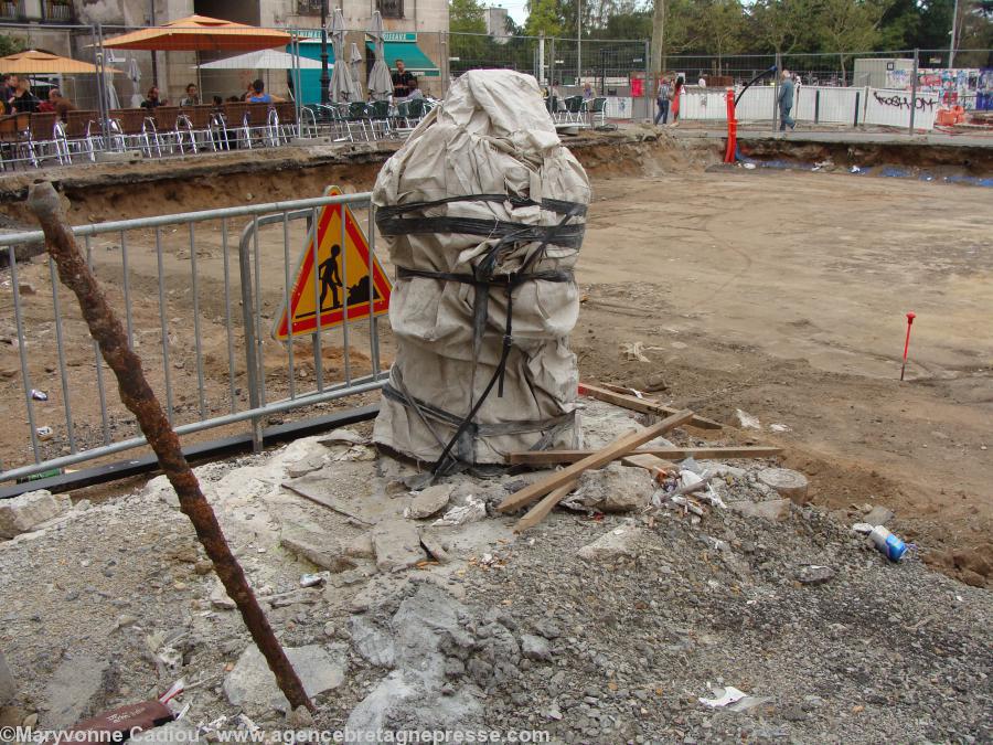 La pompe de la place du Bouffay protégée. Photo juillet 2011. Photo 1er septembre 2011.