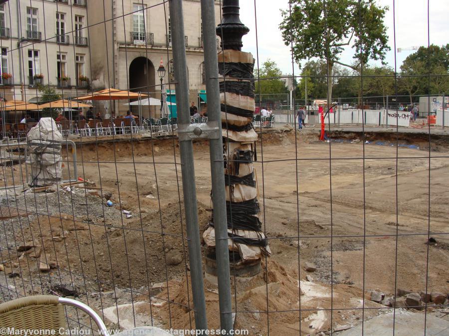 Le lampadaire de la place du Bouffay protégé.