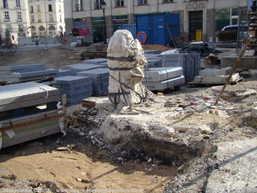 La pompe de la place du Bouffay protégée. Photo juillet 2011.