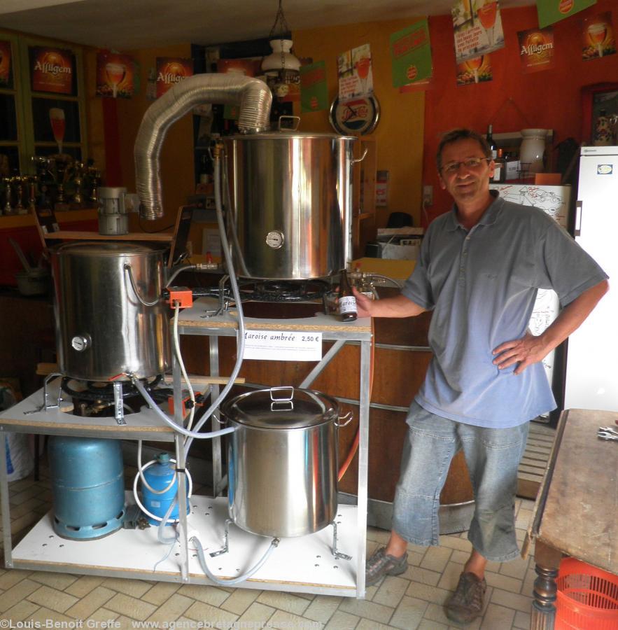 Laurent Loubry – de la Brasserie ABBA de Saint-Omer de Blain – devant sa pico-brasserie.