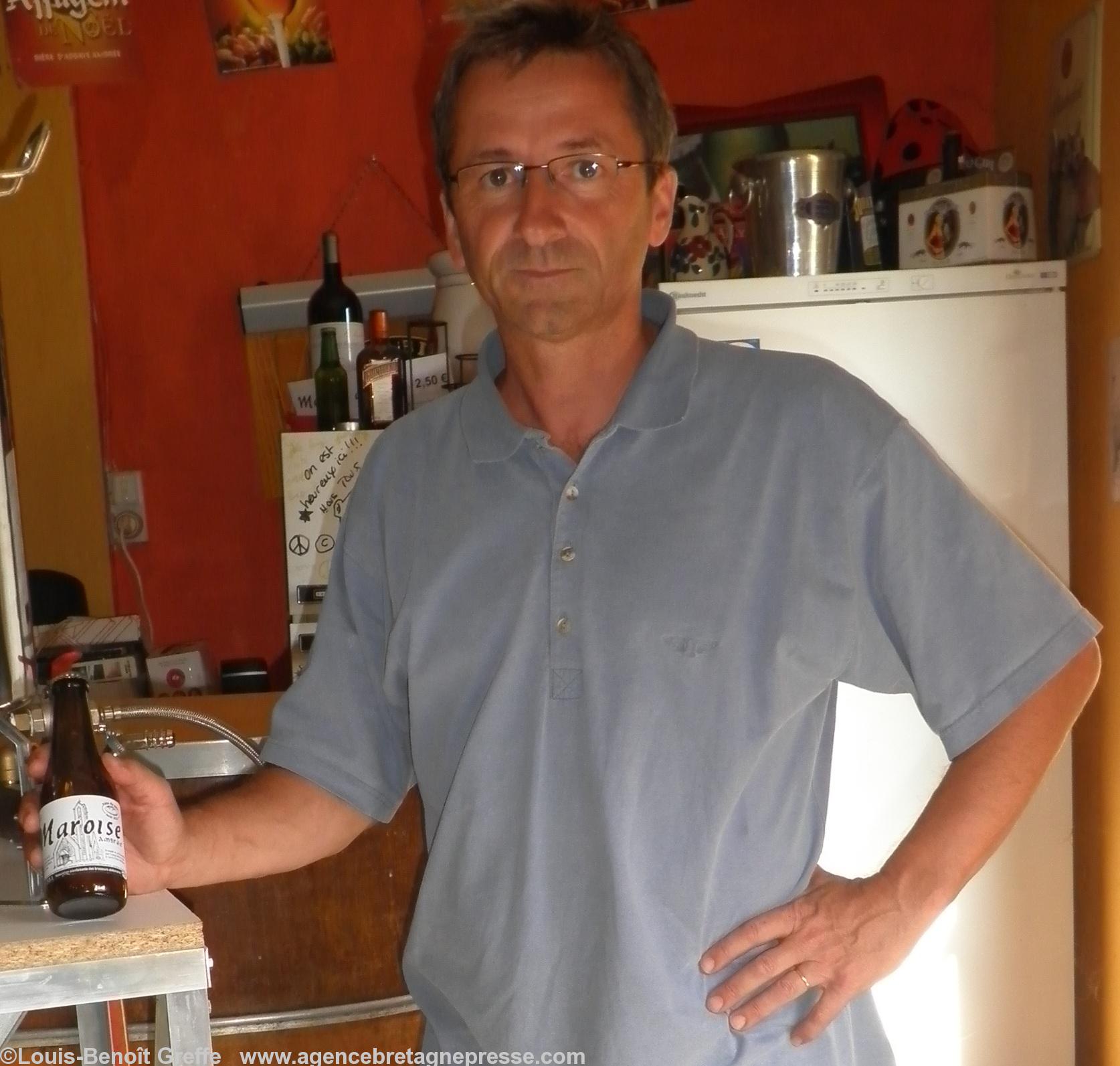 Laurent Loubry présente sa bière.