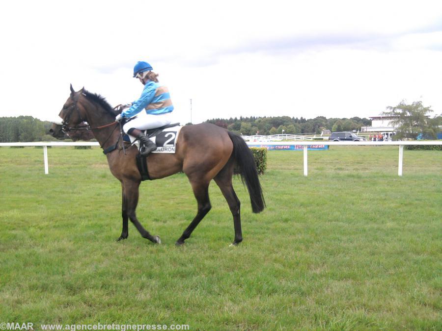 Témoin du calif après son galop d'essai et son jockey de Maisons-Laffitte avant le prix du Département du Morbihan