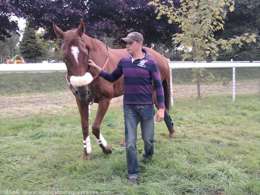 Ocadour et son lad au paddock