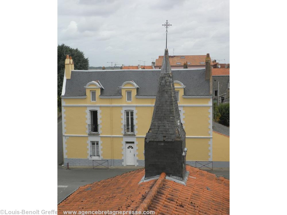 Les ardoises du clocher de la chapelle Saint-Charles de Paimboeuf sur le départ.