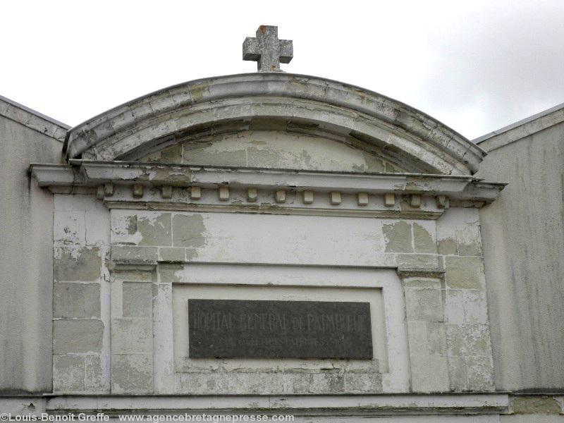 Fronton de l’Hôpital Général de Paimboeuf.