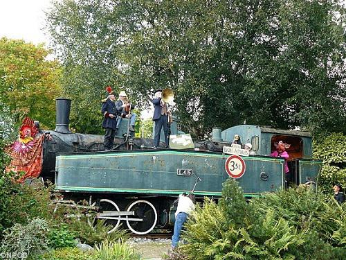 Avant-hier vendredi à l'heure dite la <b>Compagnie Bococo</b> a pris possession de la locomotive du parking de la gare de Carhaix en préambule au grand rassemblement citoyen du dimanche 18 septembre 2011 à 11 h à Fouesnant.