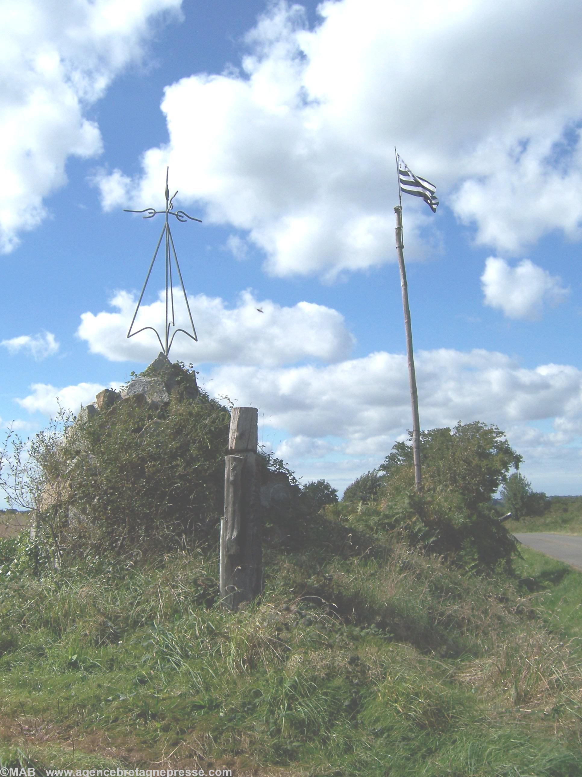 Ce kern a été décoré de différentes sculptures dans la pierre  par six sculpteurs bretons  et l'hermine de métal au dessus est de ma main. Ce monument érigé il y a dix ans est toujours ignoré aujourd'hui par les récentes brochures touristiques...