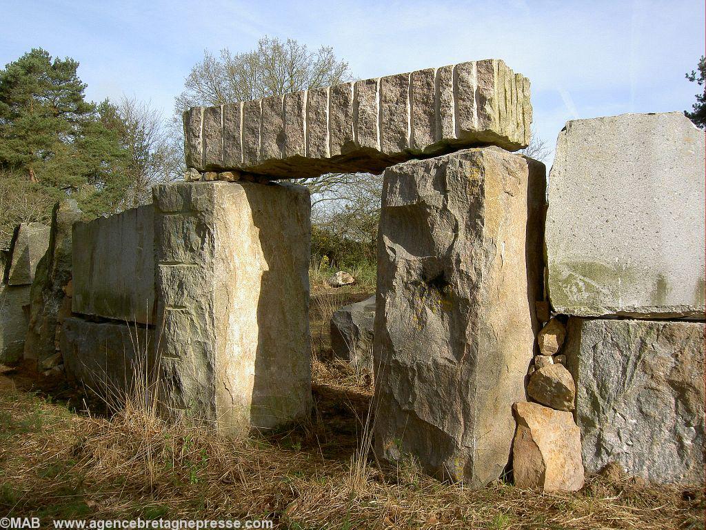 Plus haut  en arrière ligne  d'autres constructions sont en cour pour accueillir le public... Quand toutes les pierres seront posées  des sculpteurs de toutes les nations européennes engagées dans cette bataille meurtrière viendront les orner de reliefs 