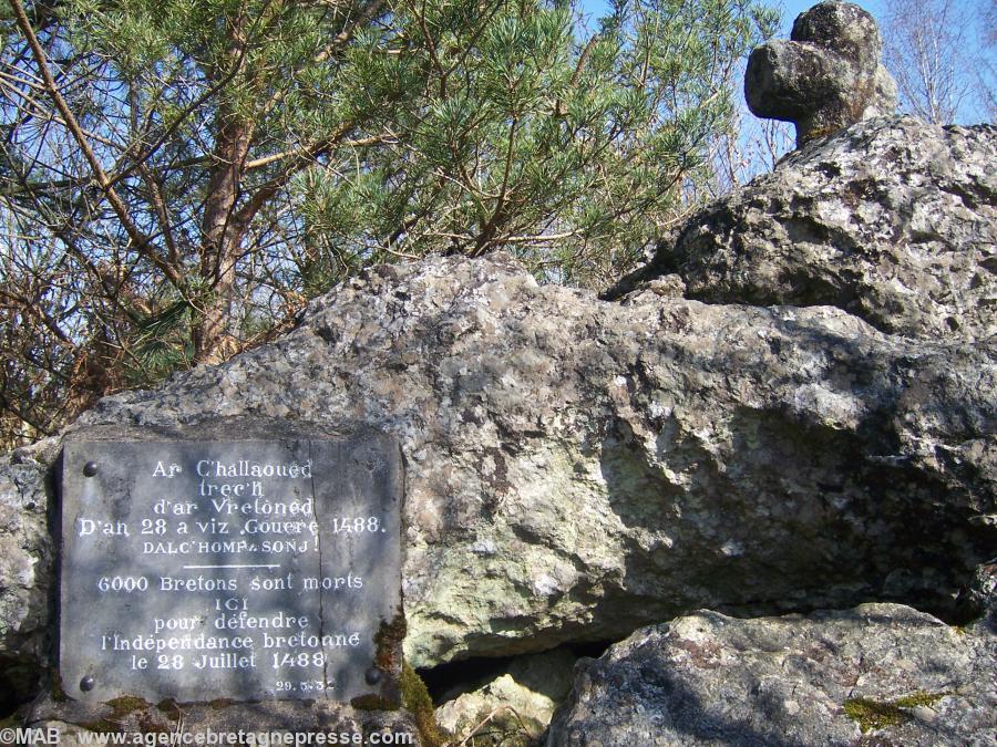 Détail de ce vieux mémorial installé par les militants bretons d'avant guerre... La vieille croix cassée est beaucoup plus ancienne... Sa sœur jumelle git encore quelque part sur la lande. Détruites à la révolution  