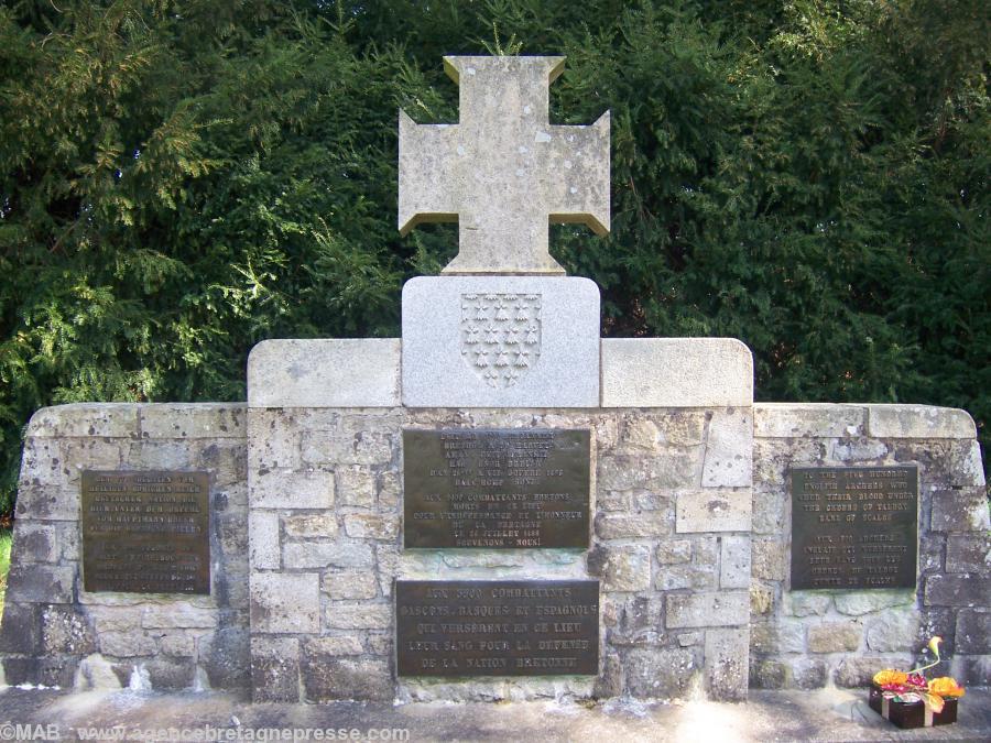 Chaque année au premier dimanche après 28 juillet  une commémoration se tient devant ce monument. (Souvent les gendarmes continuent de relever les plaques d'immatriculation...) Une erreur s'est glissée sur la plaque dédiée aux 440 archers Anglais de l'