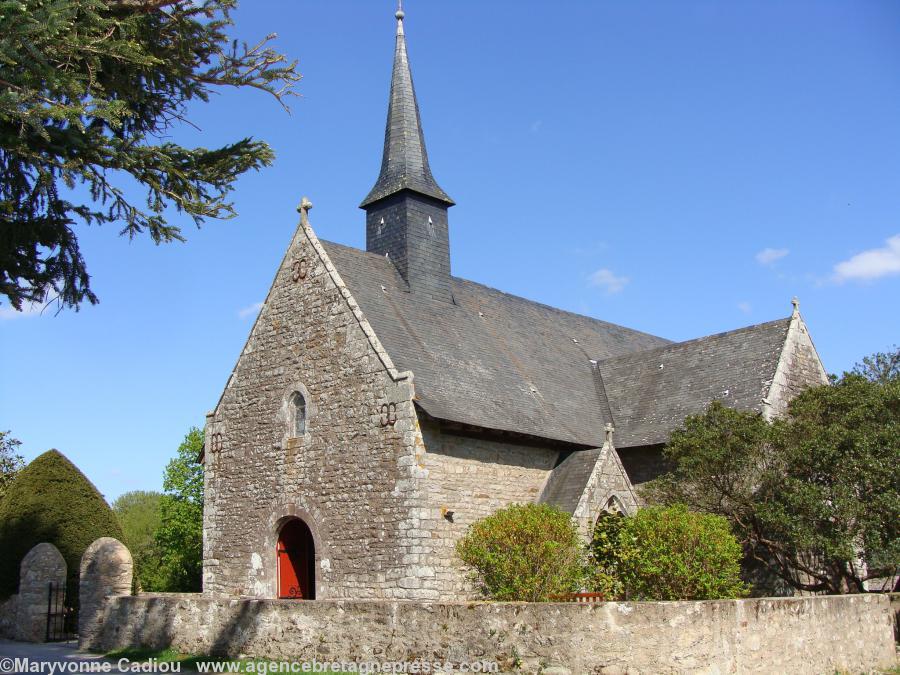 La chapelle Notre-Dame de Bon Garant à Sautron construite par François II sur le lieu où il avait fait une chute de cheval à cause d'un sanglier comme il est raconté sur un vitrail.