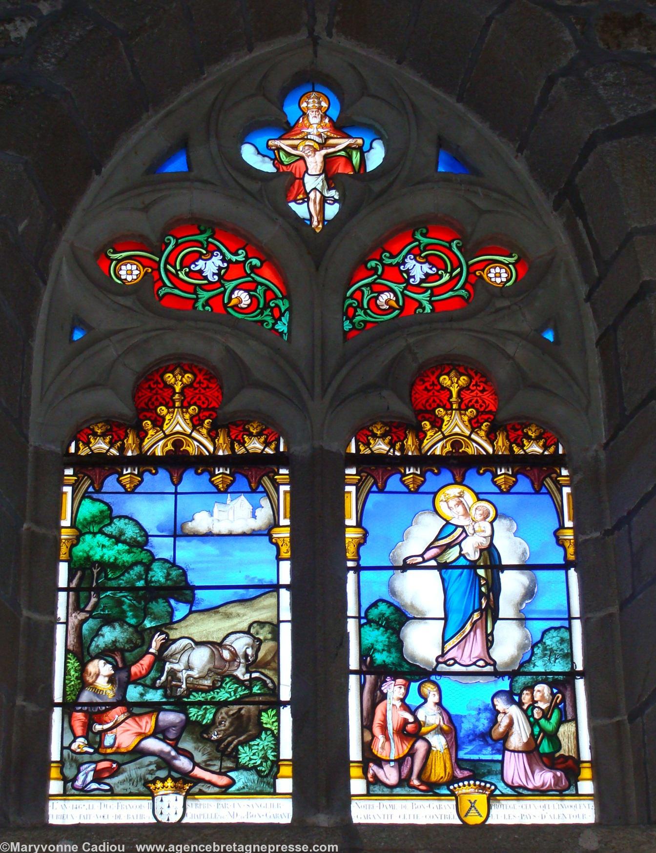 Chapelle Notre-Dame de Bon Garant. Sautron. Dans le vitrail gauche le duc de Bretagne François II est représenté à terre émettant son voeu.