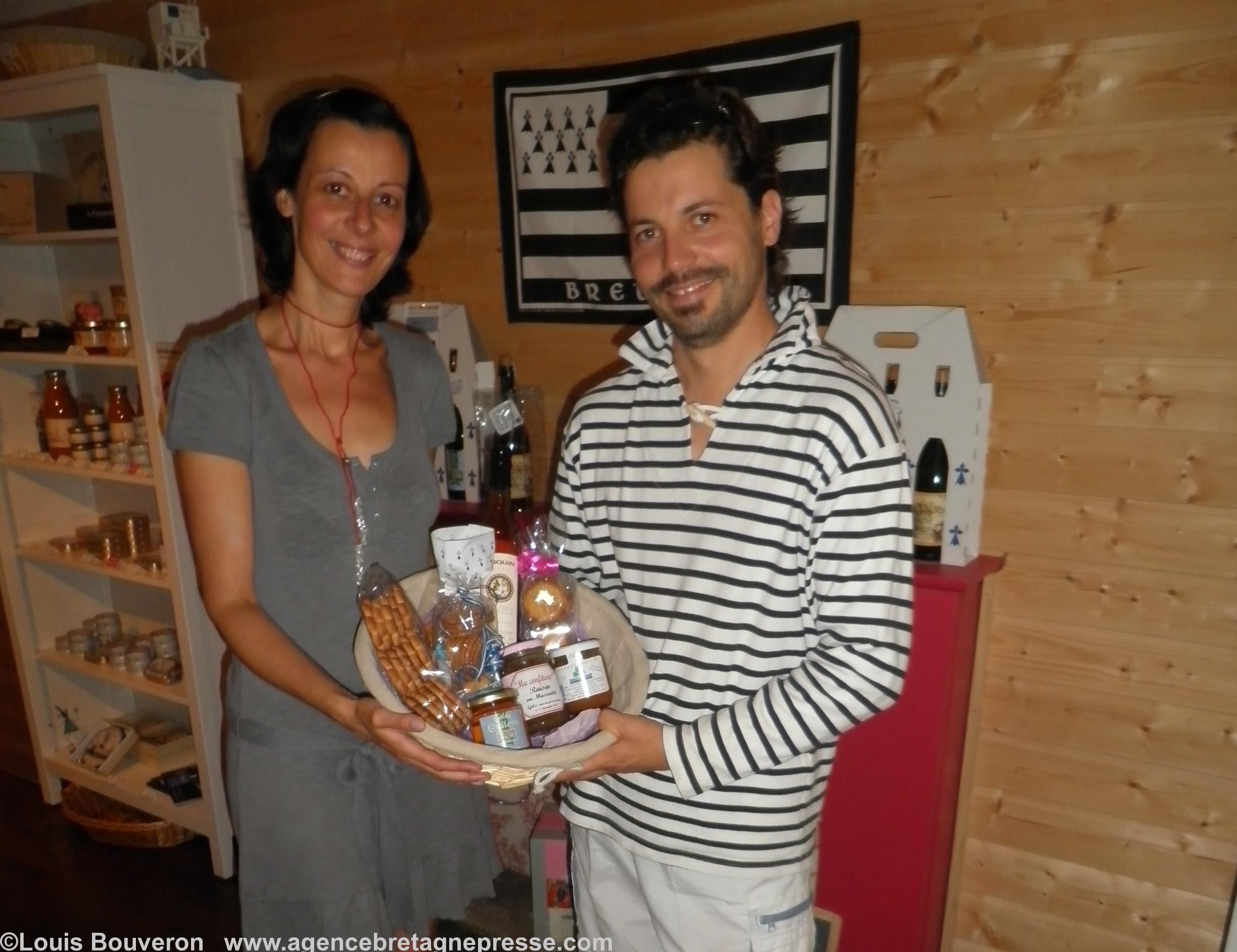 Le couple d’épiciers de La Touche aux Thébaud en Guenrouet (Loire-Atlantique)  avec un panier garni de produits bretons.