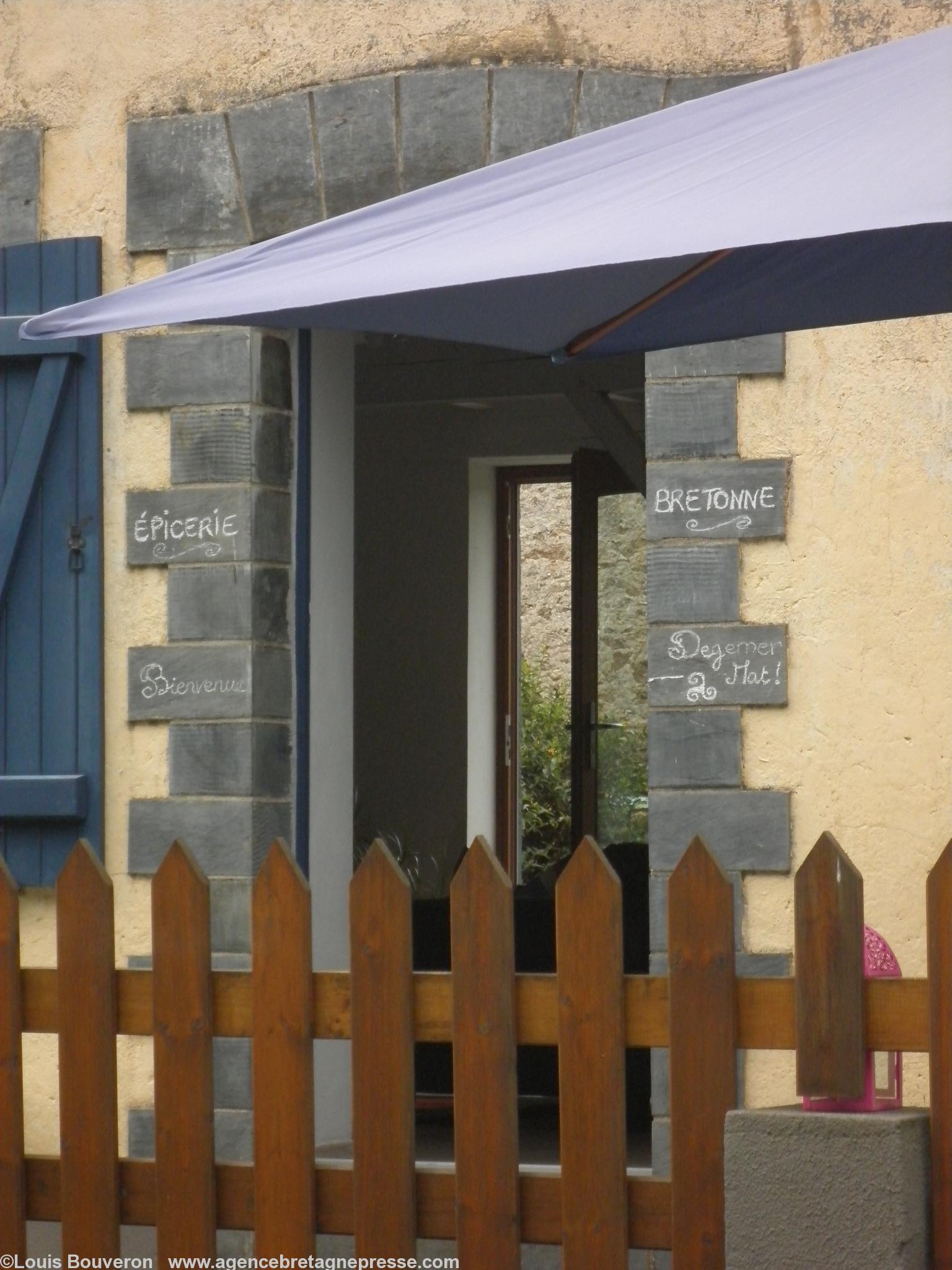 Sur le schiste de Nozay ; sur l’enduit de nos maisons ; j’écris ton nom Bretagne.