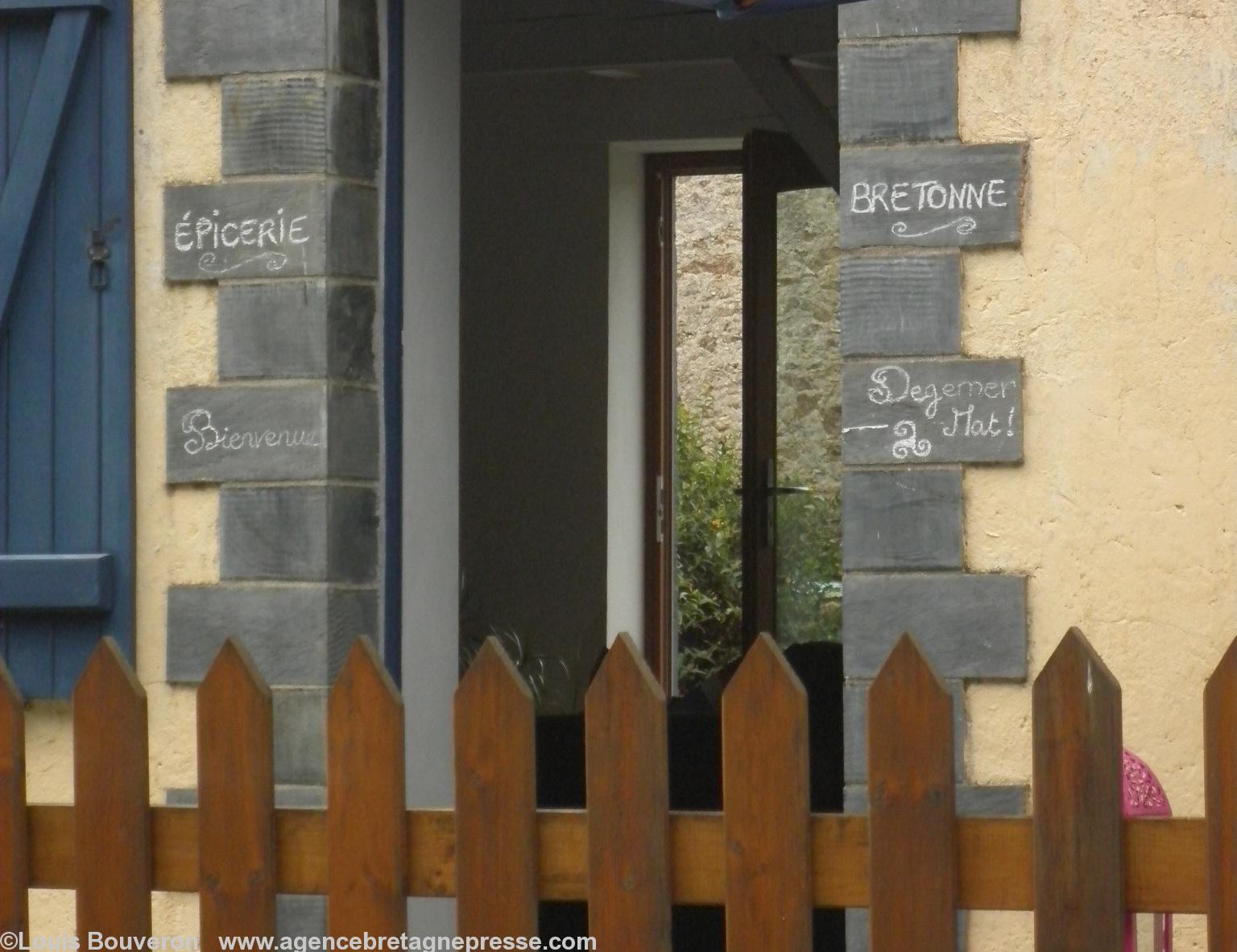 Zoom sur le schiste de Nozay à l'entrée de l'épicerie fine bretonne de La Touche aux Thébaud en Guenrouet. <i>Sur le schiste de Nozay ; sur l’enduit de nos maisons ; j’écris ton nom Bretagne. </i>