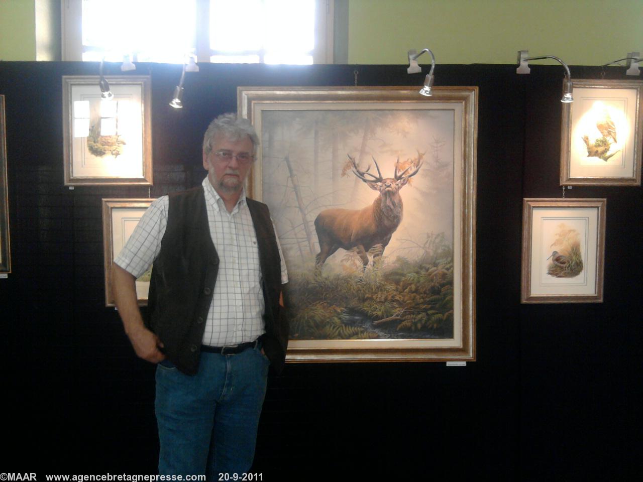 André Buzin devant une de ses oeuvres animalières