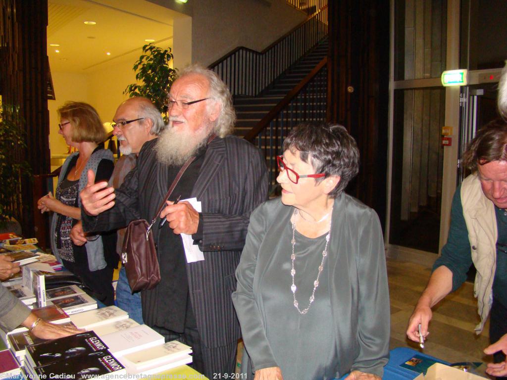 Après le spectacle les artistes pouvaient venir dans le hall  du théâtre.
Ici au premier plan Andrea Ar Gouilh. Puis Michel Chauvin puis André Le Pape de <i>Dihunerien</i>.