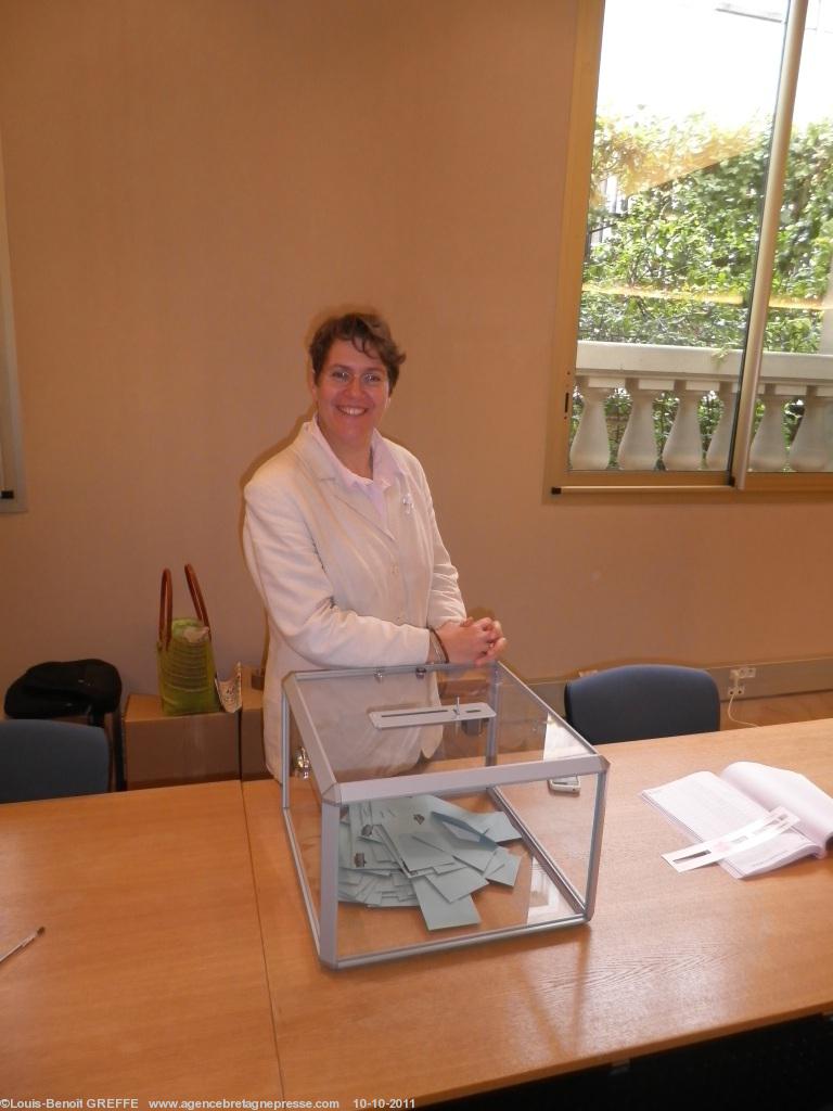 La conseillère régionale PS Corinne Leveleux-Teixeira dans le bureau de vote correspondant aux bureaux 1  2 et 3 d'Orléans.