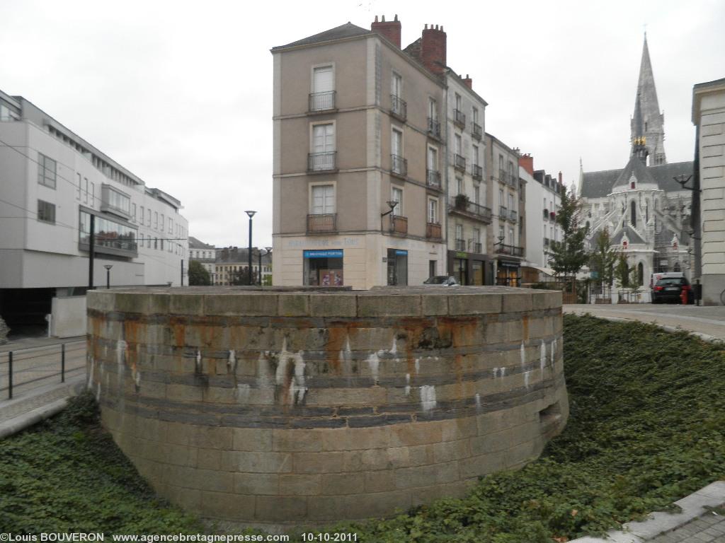 La porte Sauvetout au coeur de la ville. Ici l'embase conservée de la tour Haut le Pied.