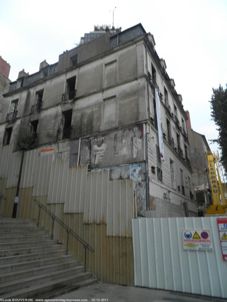 Sous ce mur étayé se trouve la tour du Haut-Pas bientôt rendue aux regards des nantais