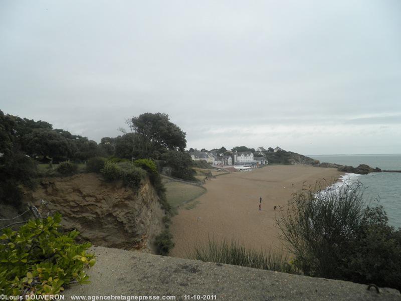 Depuis cette plage la présence du FL 250 est insoupçonnable. Ainsi reste méconnu des nazairiens un monument récent de leur ville plus discret mais aussi important que la base sous-marine.