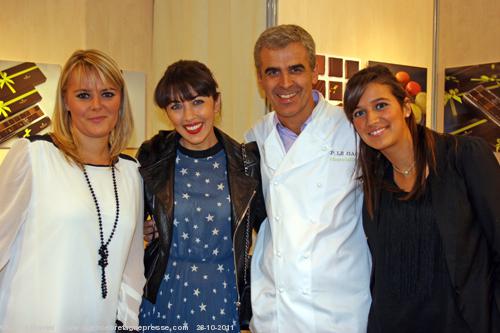 Le chocolatier breton Pascal Le Gac entouré de ses filles et de la chanteuse Nolwenn Leroy.