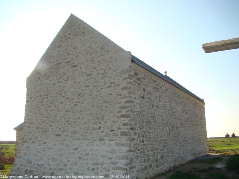 Chevet de la chapelle. Le bas des murs est épaissi et forme une forte assise contre les coups de boutoir des crues de Loire.