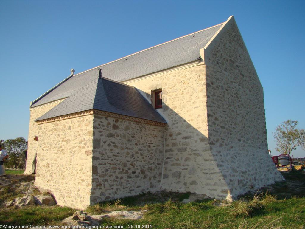 Chevet et côté sud de la chapelle avec la sacristie XIXe.