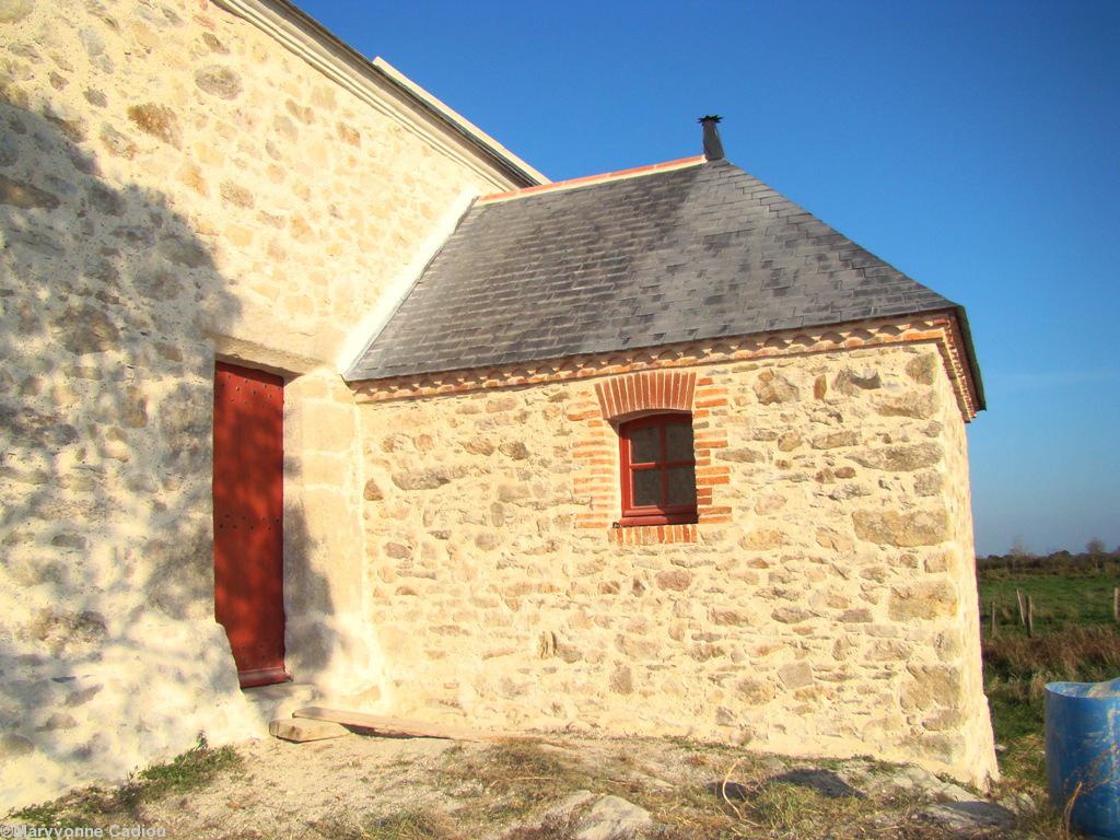 La sacristie et sa corniche d'origine en briquettes (XIXe).