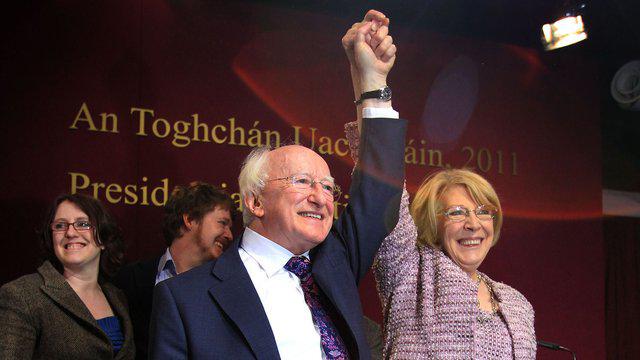 Michael D Higgins  son épouse et leurs enfants  lors de la soirée électorale.