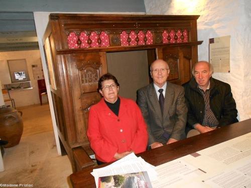 Marie-Thérèse Gourlaouen maire de Pouldreuzic. Bernard Le Floc'h premier vice-président de l'Institut culturel de Bretagne. Michel Priziac président de l'Association des Écrivains bretons. En réunion de travail dans la maison natale de Pierre-Jakez Hél