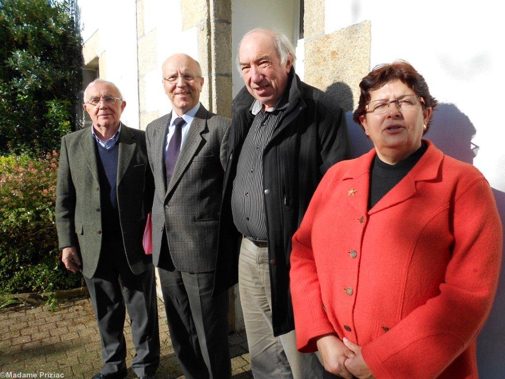 Jean-Jacques Hénaff dont l'entreprise est à Pouldreuzic. Bernard Le Floc'h. Michel Priziac. Marie-Thérèse Gourlaouen maire de Pouldreuzic.