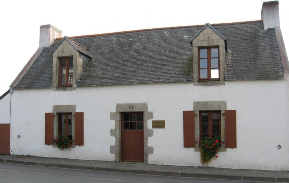 La maison natale de Pierre-Jakez Hélias à Pouldreuzic a été dotée d'une plaque commémorative.