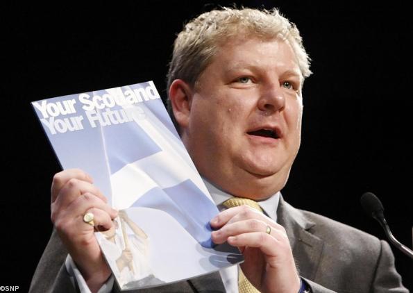 Angus Robertson   Député SNp au Parlement de Westminster  Directeur de campagne pour l'indépendance  présentant le document 