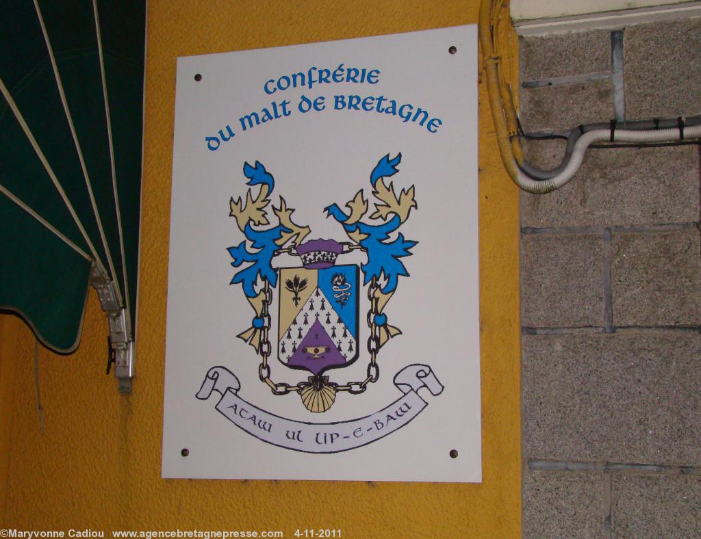 Le blason de la Confrérie du malt de Bretagne au mur du bar <i>Le Drosera</i> de Brasparts.